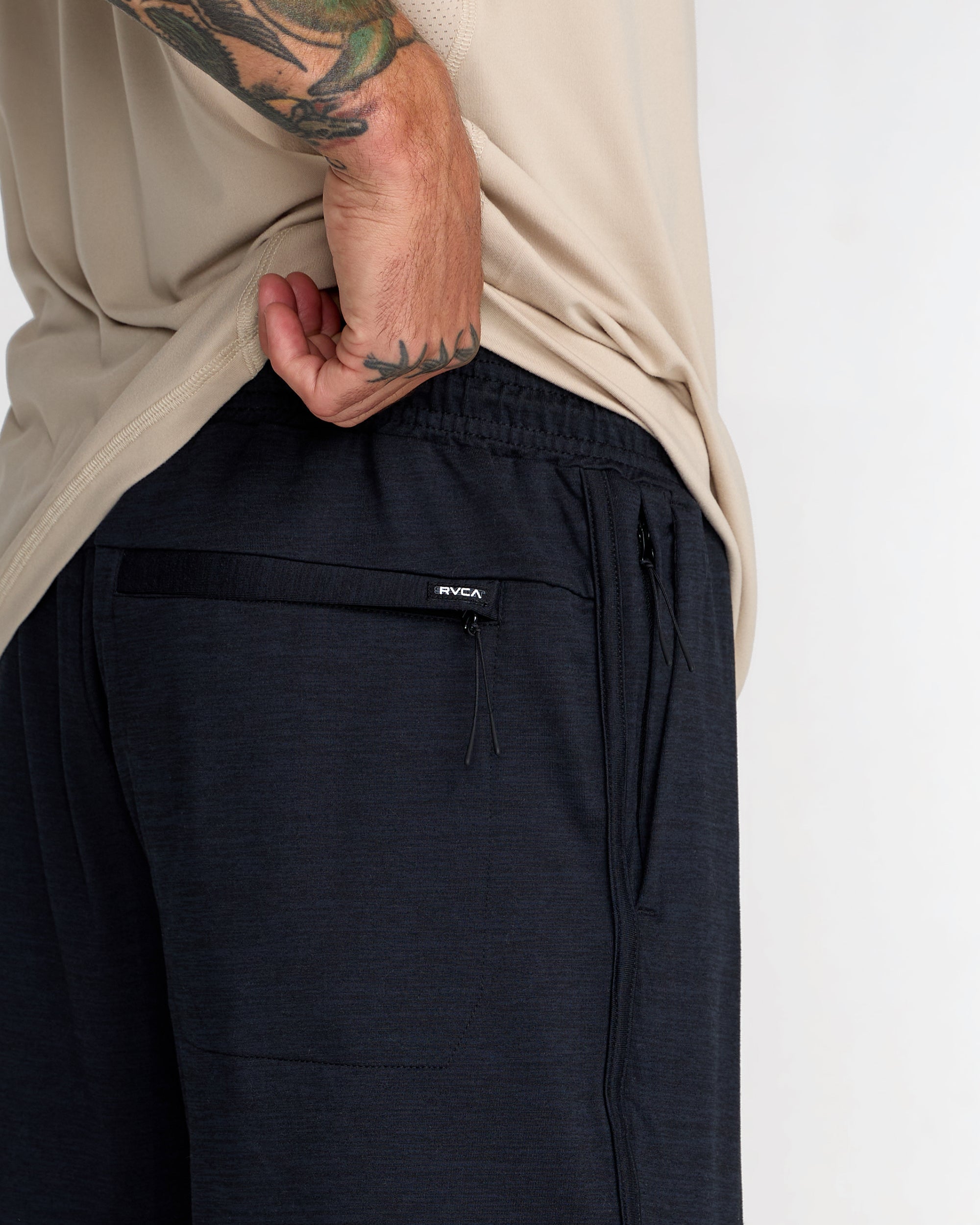 Yogger Recover 17" Short - Black