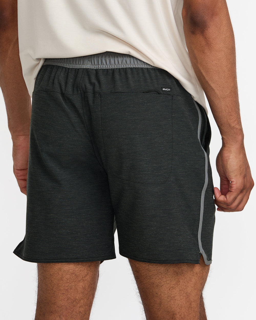 Yogger Hybrid 17" Short - Black